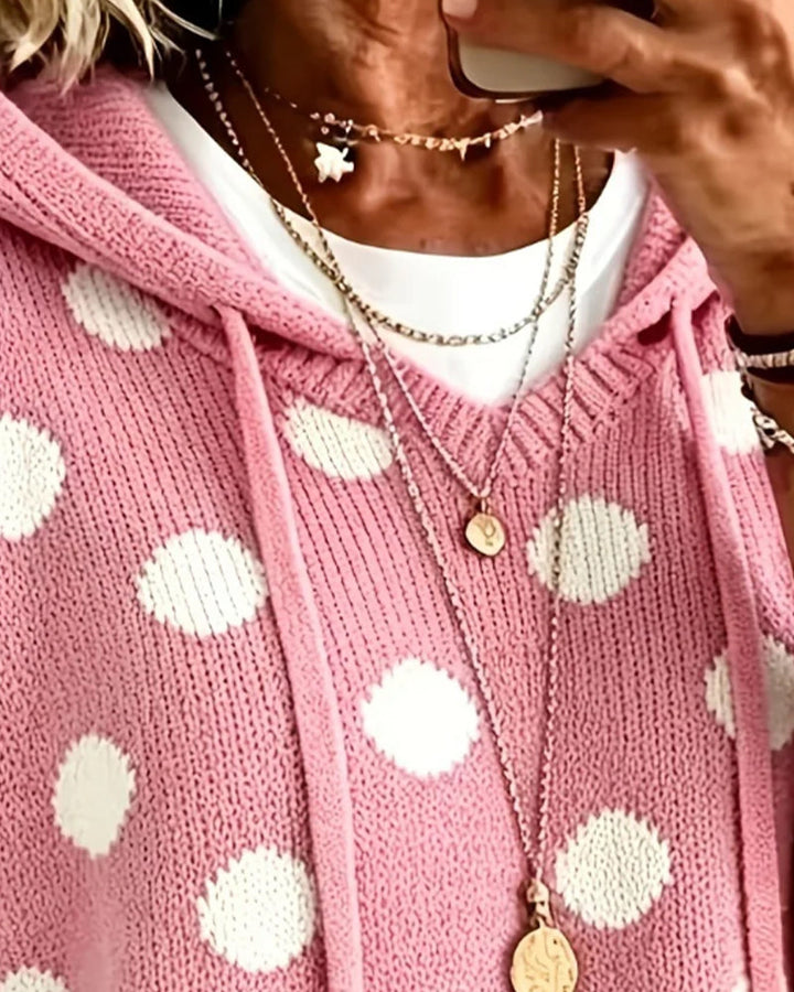 Stylowy, luźny sweter damski z kapturem w kropki. Idealny do codziennych stylizacji, bardzo wygodny.