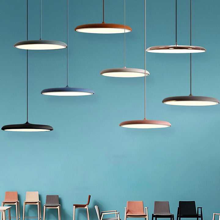 Lampa wisząca LED z metalu. Nowoczesne oświetlenie sufitowe, minimalistyczna forma.