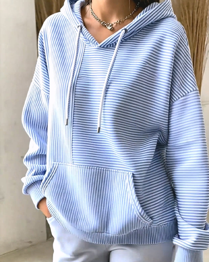 Casualowa bluza z kapturem unisex w paski, z miękkiej bawełny, zapewniająca komfort w jesienne i zimowe dni.