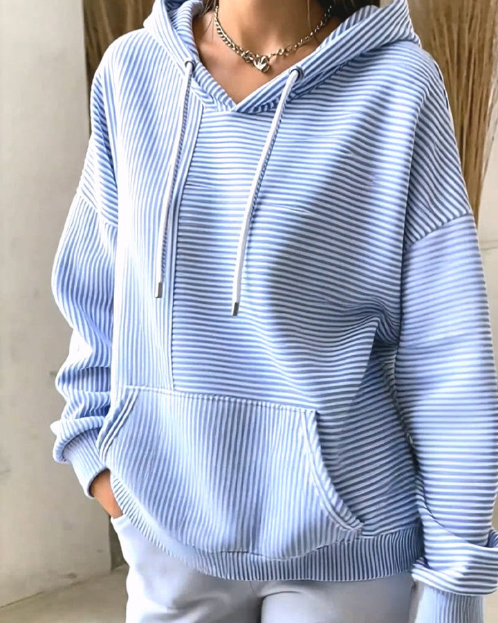 Casualowa bluza z kapturem unisex w paski, z miękkiej bawełny, zapewniająca komfort w jesienne i zimowe dni.