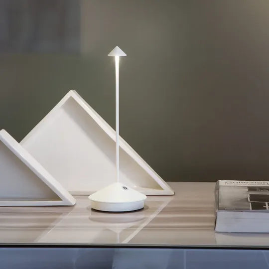 Lampa stołowa LED o unikalnym designie. Minimalistyczna estetyka, nowoczesne oświetlenie.