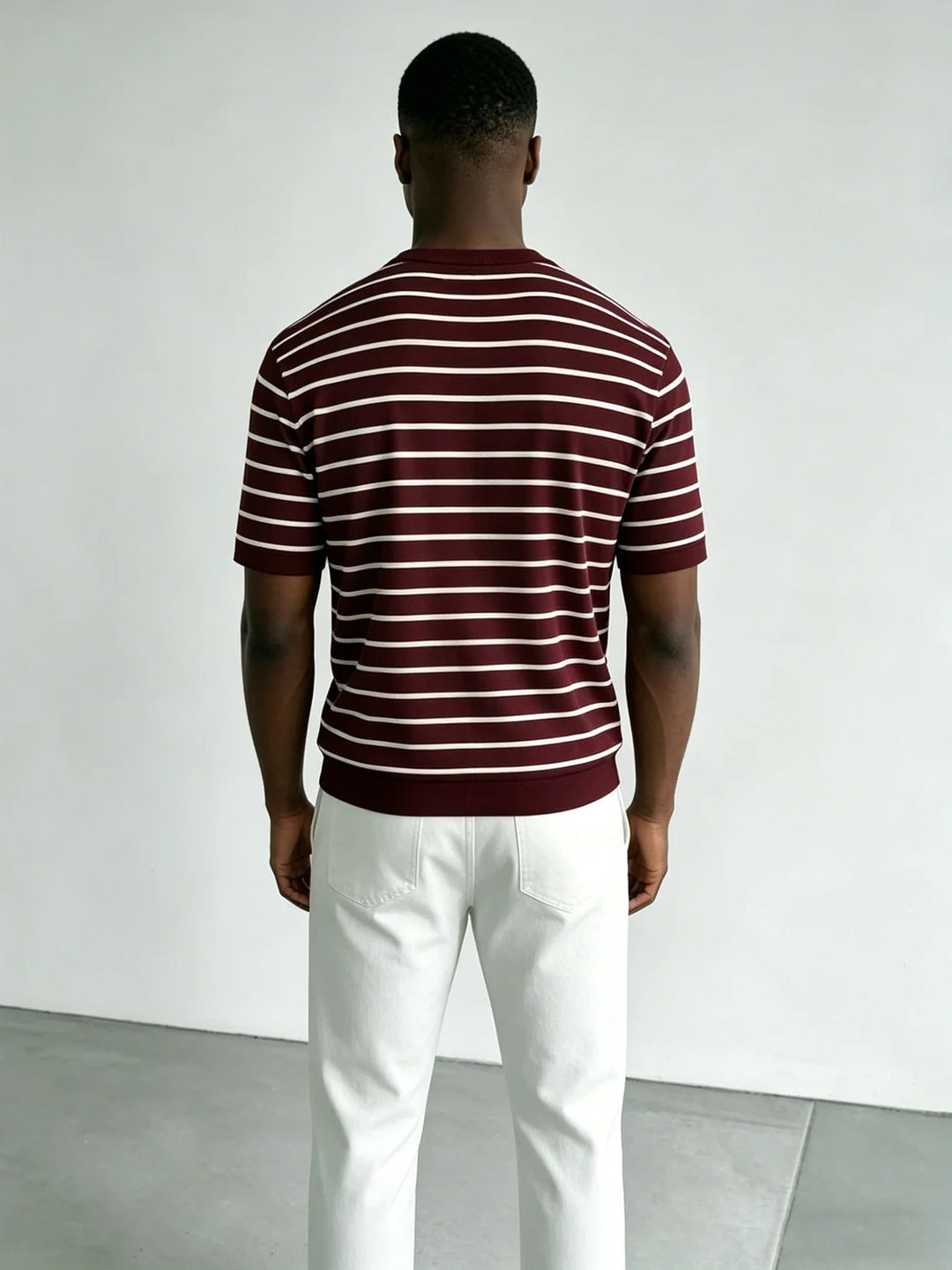 Bordo męski t-shirt w paski, z okrągłym dekoltem. Modny krótki rękaw, styl smart-casual na lato.