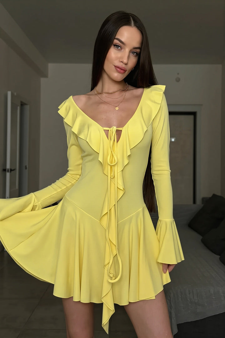 Stylowa sukienka mini bodycon z falbaną i wiązaniem. Idealna na wieczorne spotkania, dopasowana.