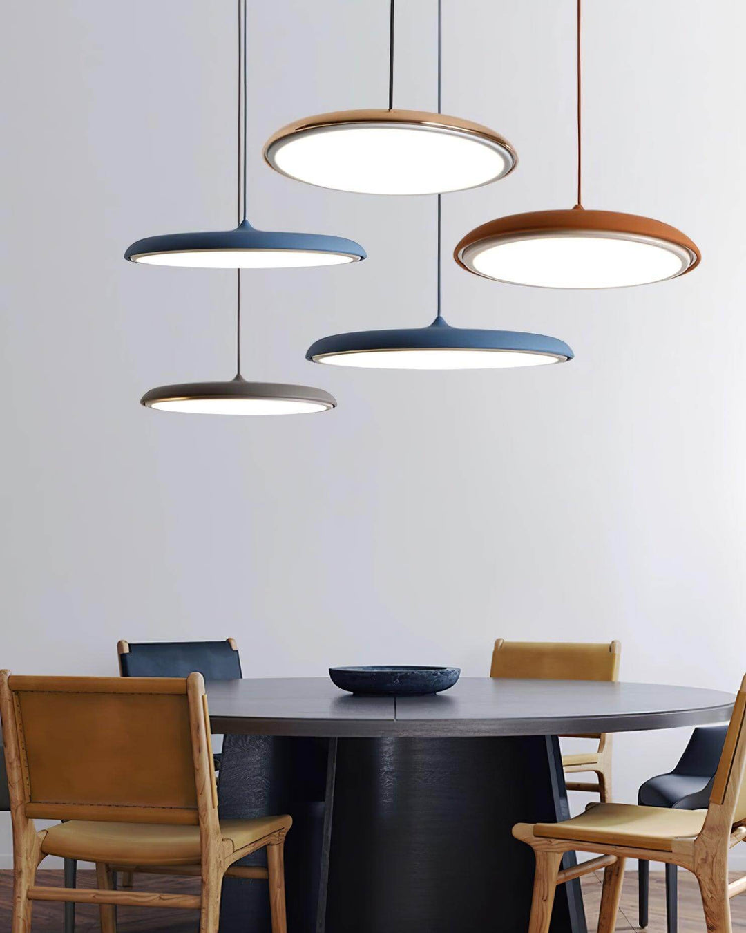 Elegancka lampa sufitowa LED. Oświetlenie wiszące, ściemnialne, idealne do salonu i jadalni.