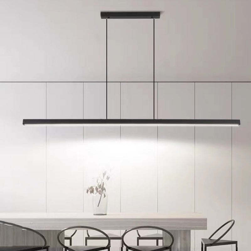 Industrialna lampa sufitowa LED z czarnego metalu, nowoczesne wnętrze.