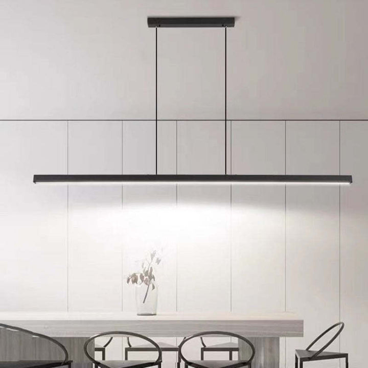Industrialna lampa sufitowa LED z czarnego metalu, nowoczesne wnętrze.