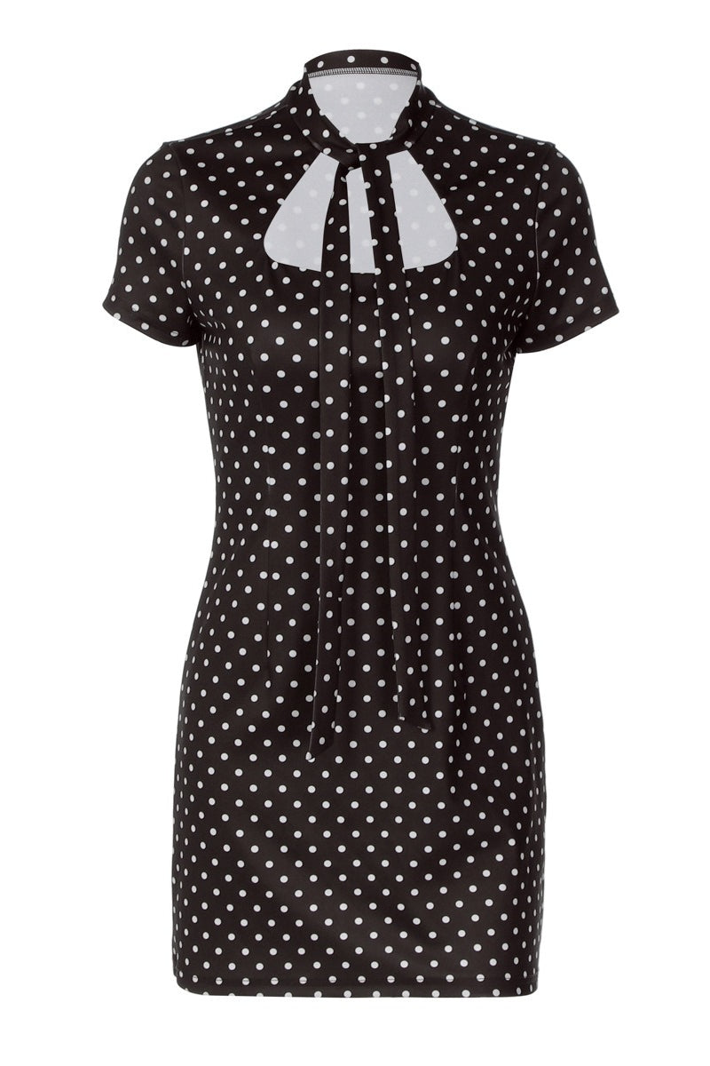 Letnia sukienka mini bodycon w groszki na randkę. Stylowa, z wiązanymi ramiączkami i kwadratowym dekoltem.