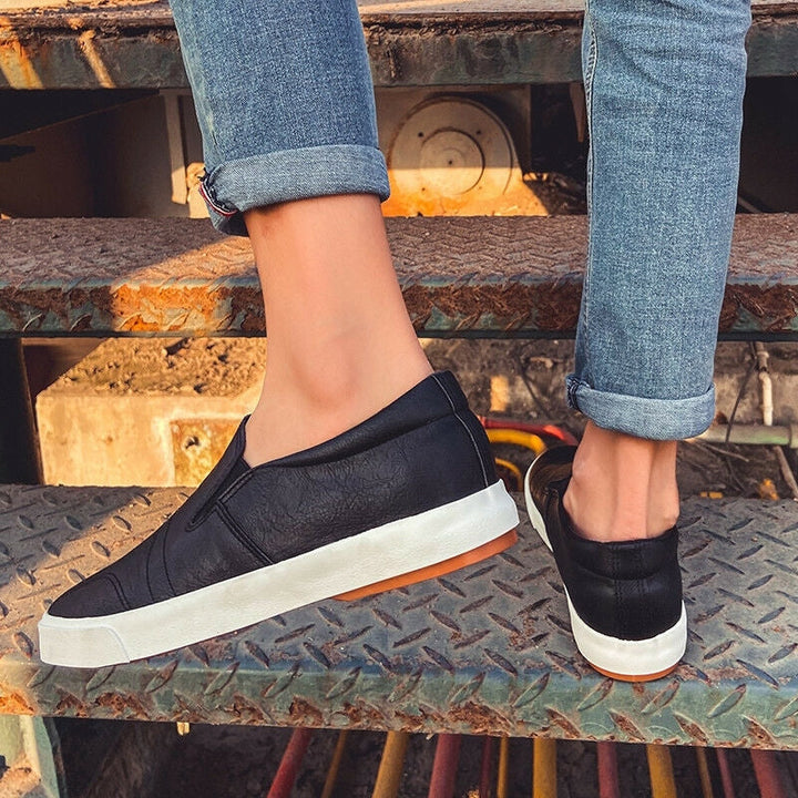 Stylowe męskie loafersy Jonas ze skóry. Wsuwane buty do modnych, casualowych stylizacji.