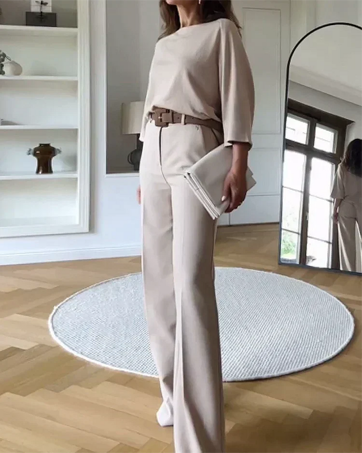 Komfortowy beżowy komplet damski: dwuczęściowy zestaw elegancki i casual, doskonały na każdą porę roku. Modna stylizacja.