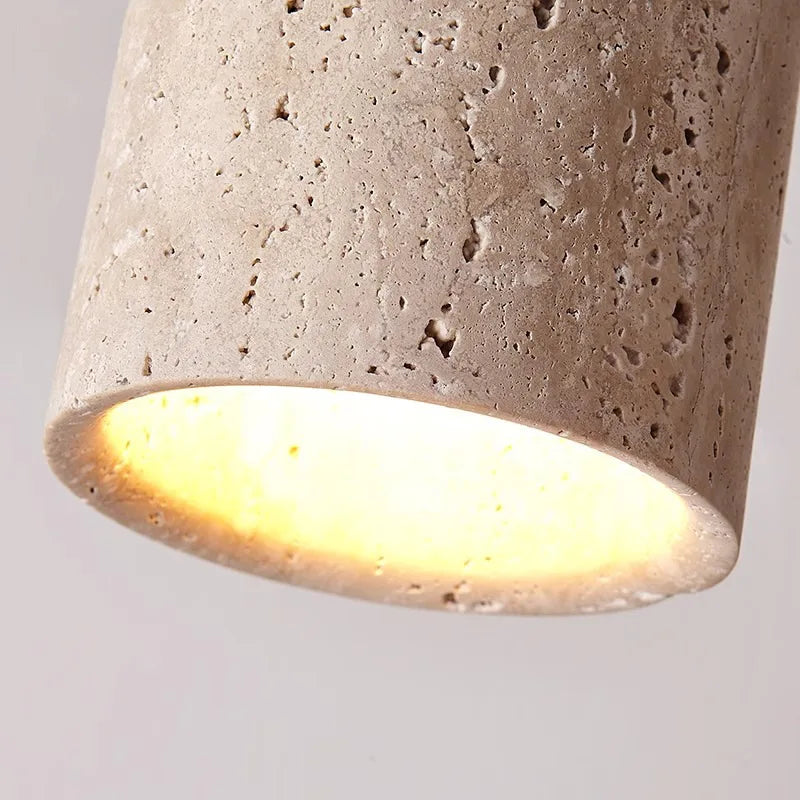 Elegancka lampa sufitowa LED z trawertynu, idealna do nowoczesnych wnętrz. Oświetla hol i schody.