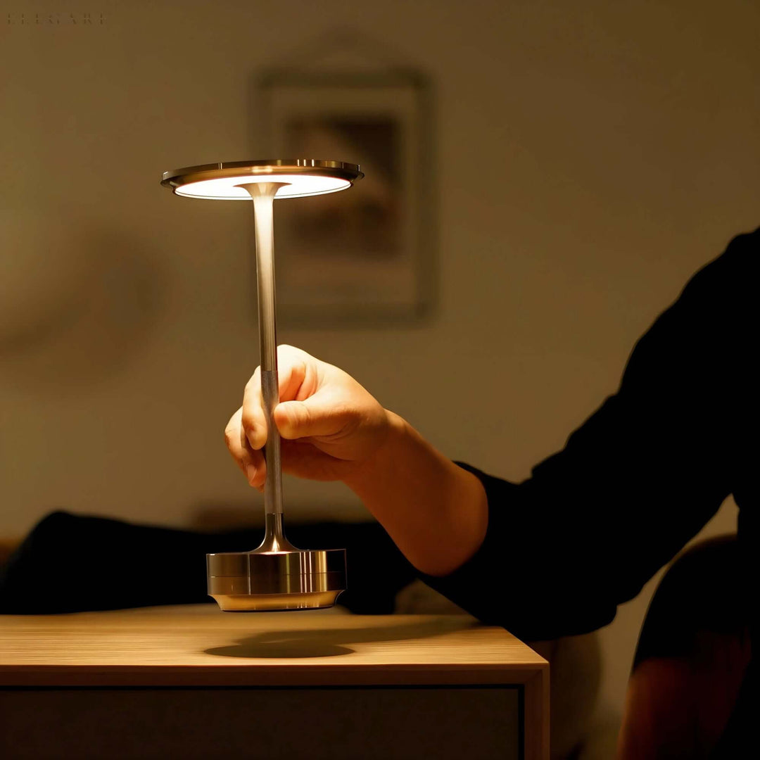 Elegancka, wodoodporna lampa LED akumulatorowa z dotykowym ściemniaczem do wnętrz i na zewnątrz.
