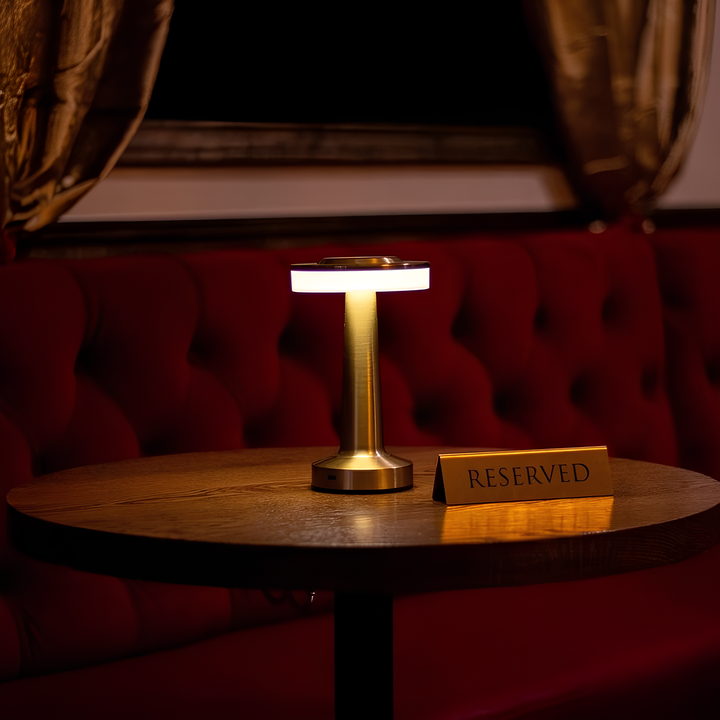 Nowoczesne retro: bezprzewodowa lampa stołowa LumiBar, ściemnialna, zasilana USB-C.