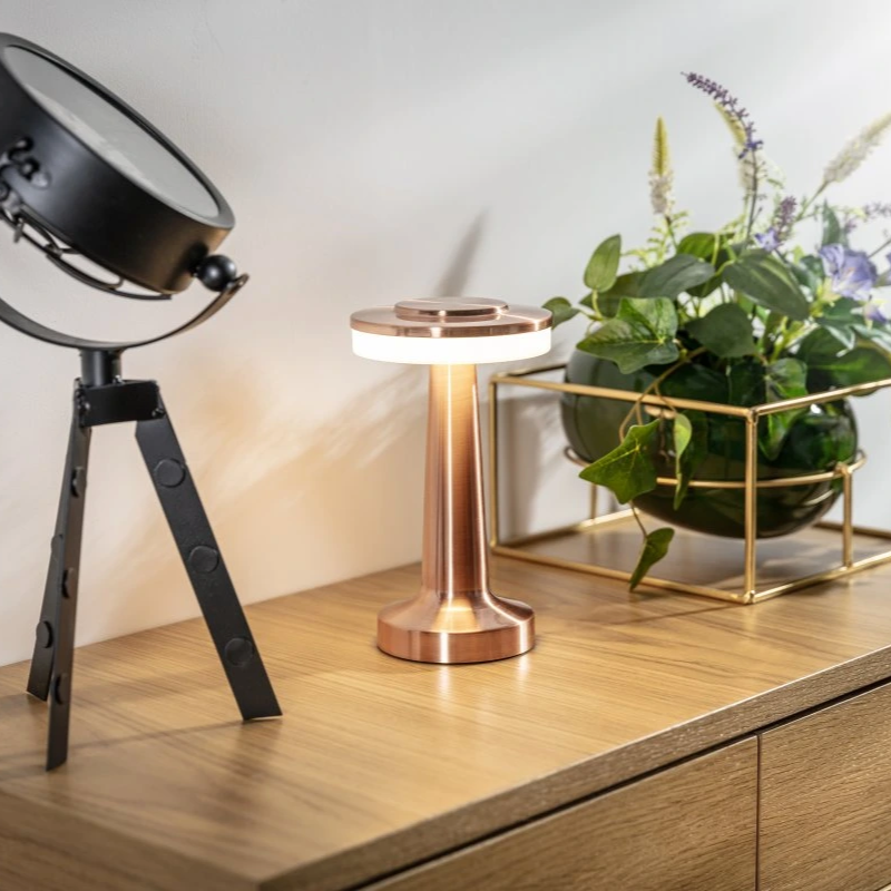 Metalowa lampa stołowa LumiBar z LED, bezprzewodowa, ściemnialna, idealna na biurko.