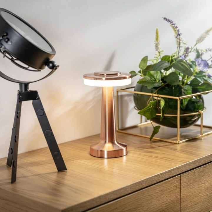 Metalowa lampa stołowa LumiBar z LED, bezprzewodowa, ściemnialna, idealna na biurko.