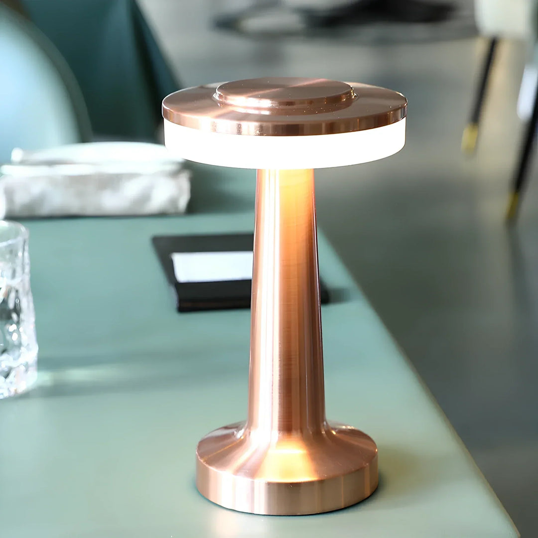 Elegancka metalowa lampa stołowa LumiBar, bezprzewodowa, ściemnialna LED do salonu.