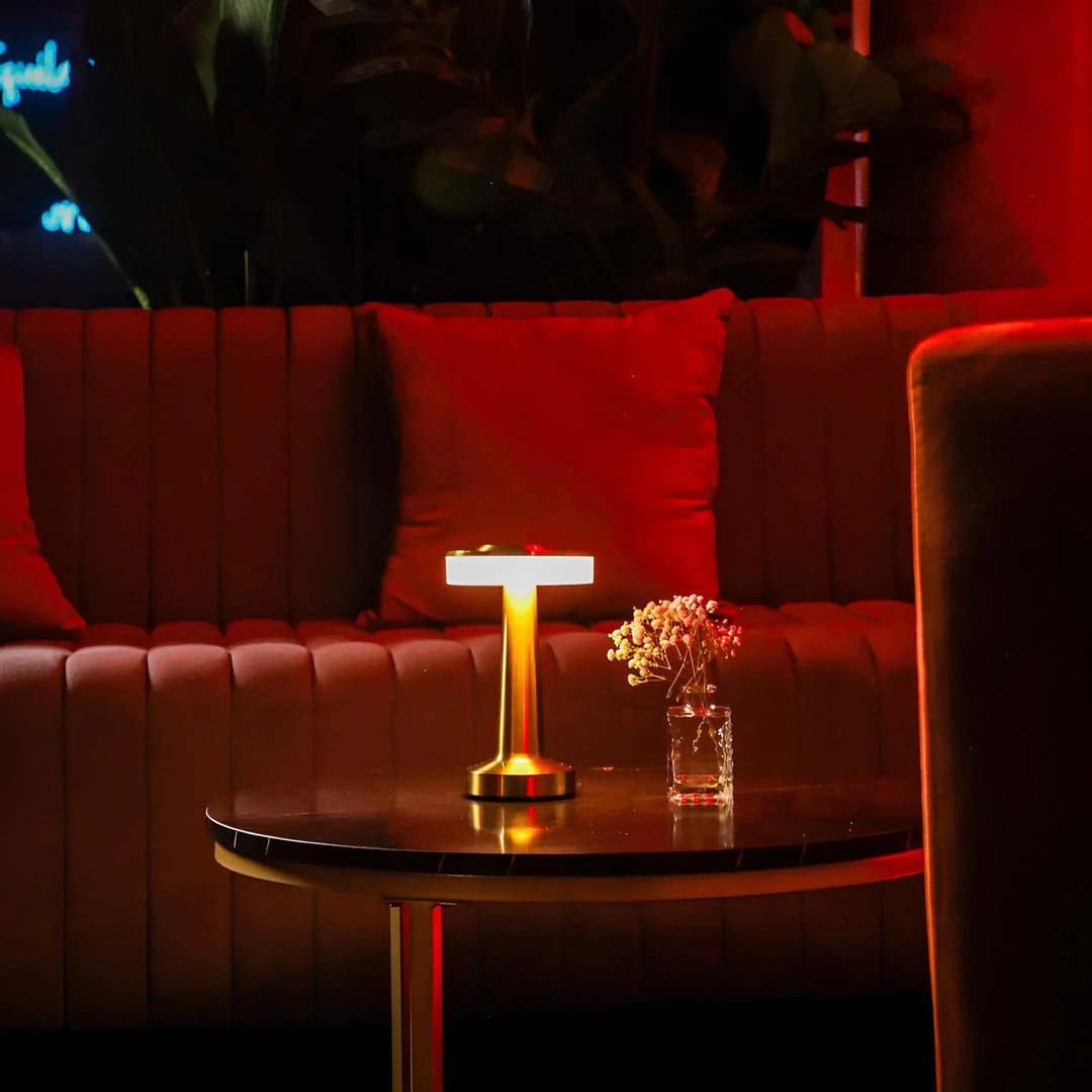 Przenośne oświetlenie retro LumiBar, bezprzewodowa lampa stołowa z metalu.