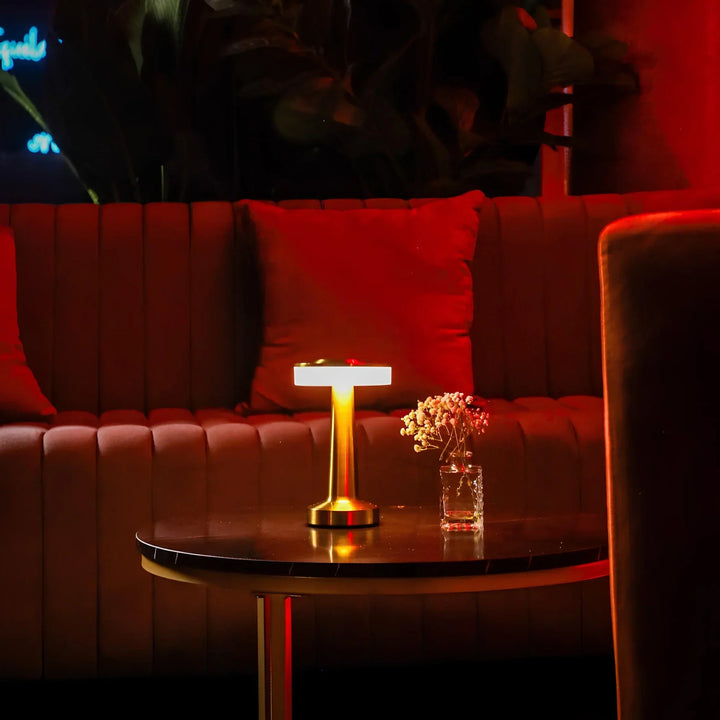 Przenośne oświetlenie retro LumiBar, bezprzewodowa lampa stołowa z metalu.