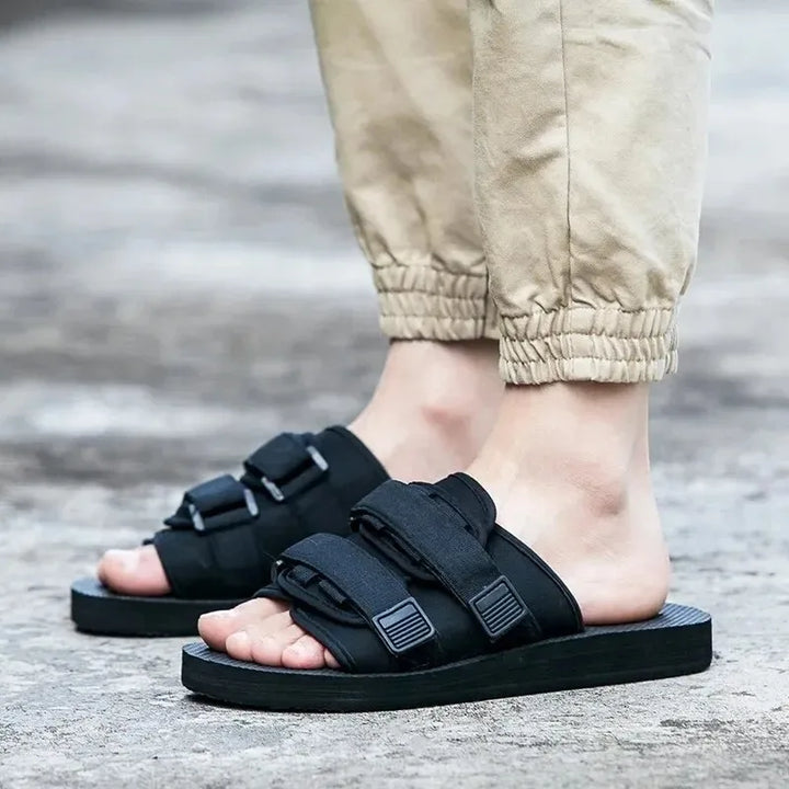 Czarne sandały unisex z płótna na rzep. Idealne, wygodne buty letnie do codziennego noszenia.