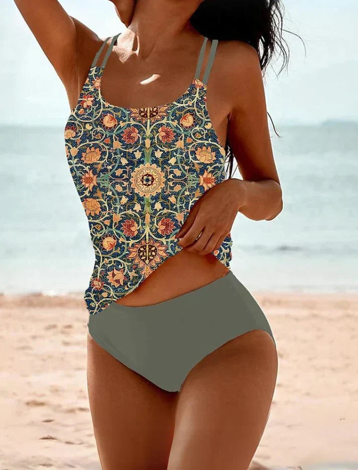 Damski strój kąpielowy tankini w modnych kolorach zieleni i koralu, idealny na plażę i basen. Komfortowy, dwuczęściowy.