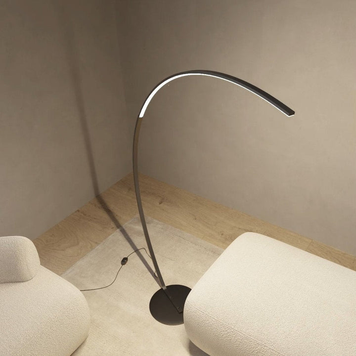 Lampa podłogowa LED z funkcją ściemniania, emitująca ciepłe światło, sterowana włącznikiem nożnym.