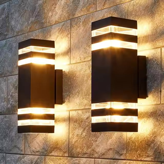 Wodoodporna lampa ścienna z aluminium do zastosowań zewnętrznych. Tworzy efekt podwójnego światła na elewacji.