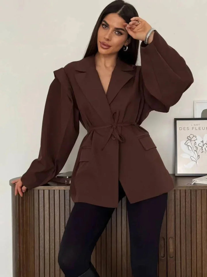 Modny blazer damski sznurowany, z efektem poduszek na ramionach, uniwersalny.