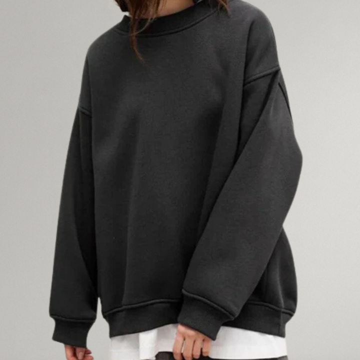 Elegancka bluza damska oversize z okrągłym dekoltem. Długi rękaw, bez kaptura. Wygodna odzież codzienna.
