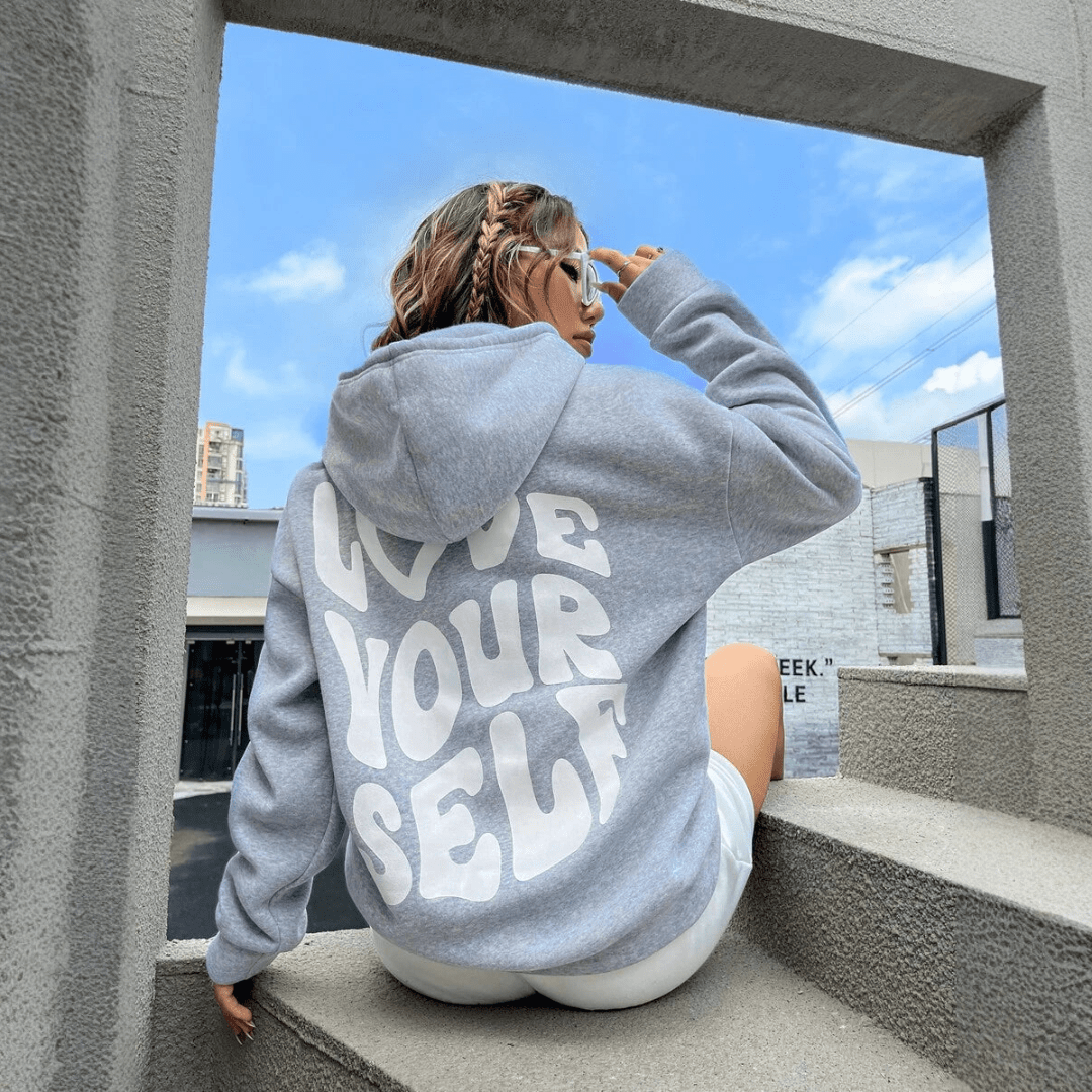 Damska bluza streetwear z kapturem. Stylowy nadruk tekstowy, komfortowa odzież na jesień i zimę. Casualowy styl.