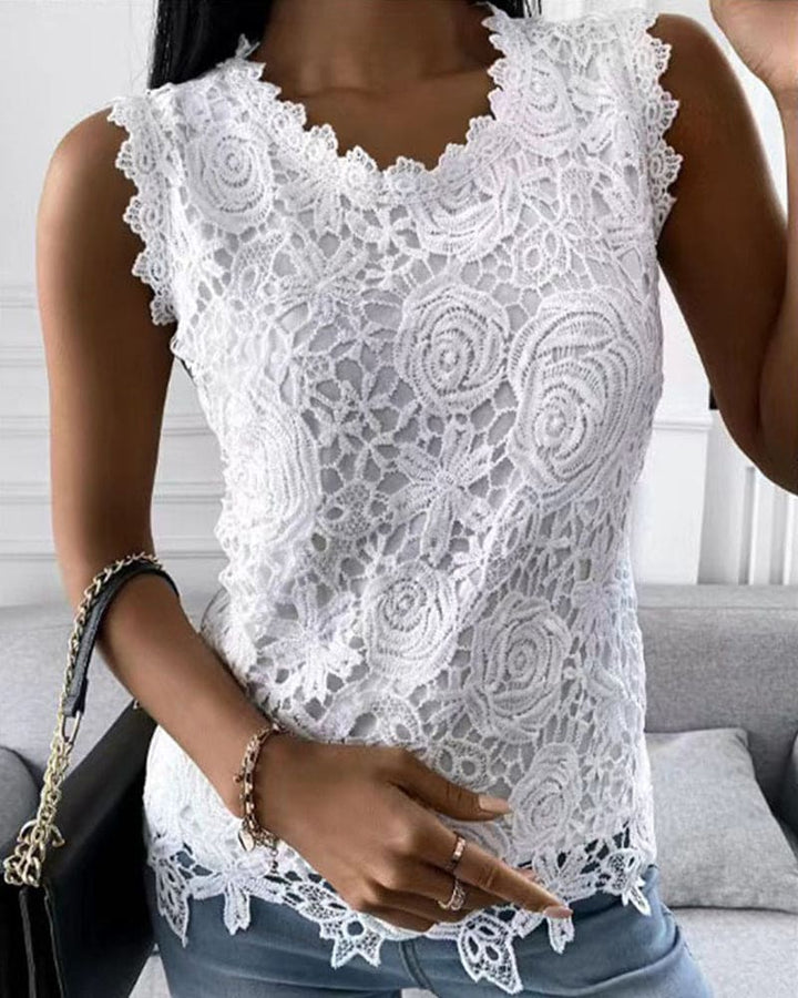 Damska bluzka bez rękawów Elara z elegancką koronką, idealna na lato. Modny top plus size.