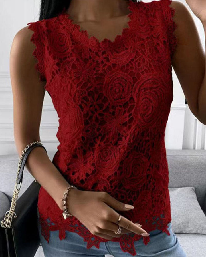 Modna damska bluzka z koronką, idealna na eleganckie wyjścia i do codziennych stylizacji. Dostępna w plus size.