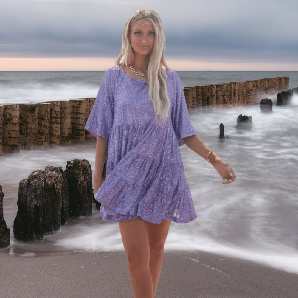 Modelka w damskiej sukience Luna z cekinami, krój A-line/babydoll. Elegancka sukienka wieczorowa.