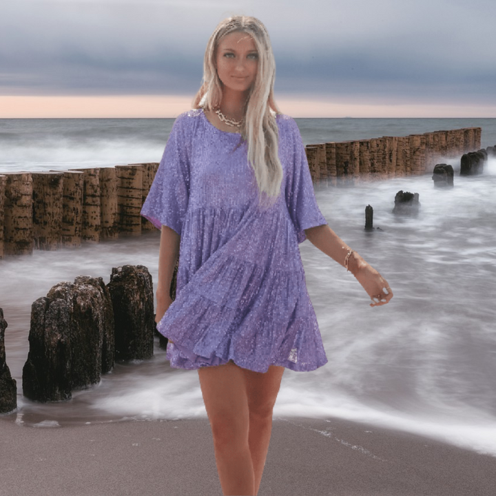 Modelka w damskiej sukience Luna z cekinami, krój A-line/babydoll. Elegancka sukienka wieczorowa.