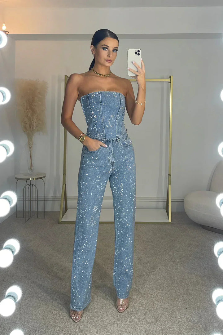 Damski komplet na imprezę: lśniący top z cekinami i eleganckie spodnie high-waist. Wieczorowy szyk.