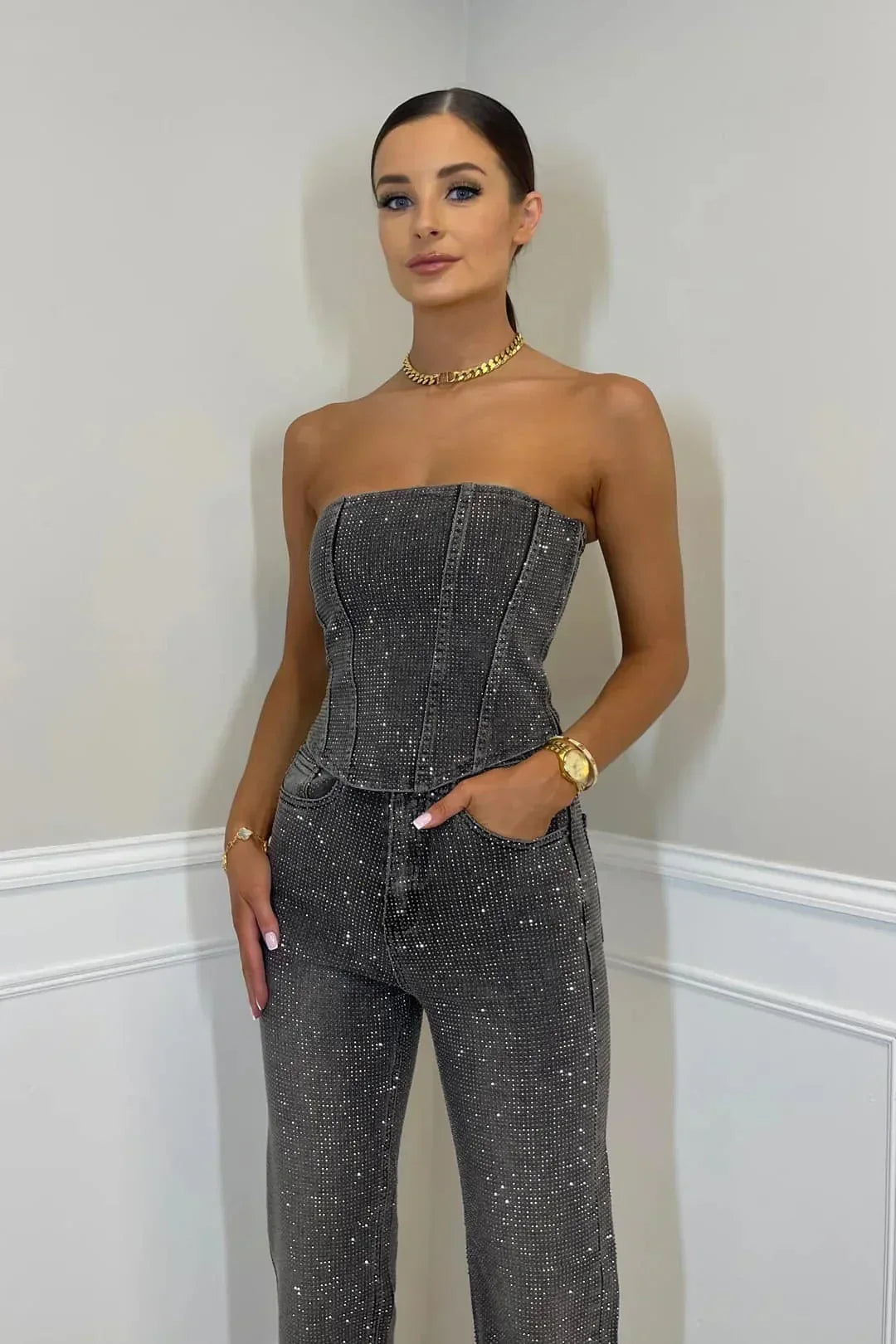 Zestaw damski z lśniącym topem i eleganckimi spodniami high-waist. Idealny na uroczystości.
