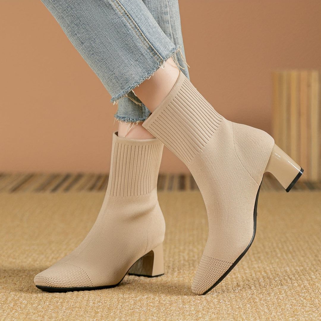 Miejskie damskie botki sock-boot, elastyczne i modne. Idealne do jesiennych stylizacji, wygodne i stylowe.