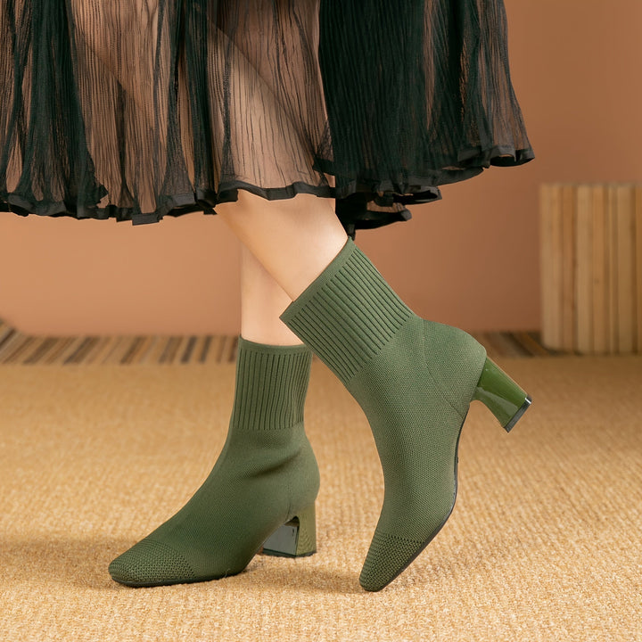 Uniwersalne damskie elastyczne botki sock-boot, stylowe do wielu jesiennych outfitów. Modne i komfortowe.