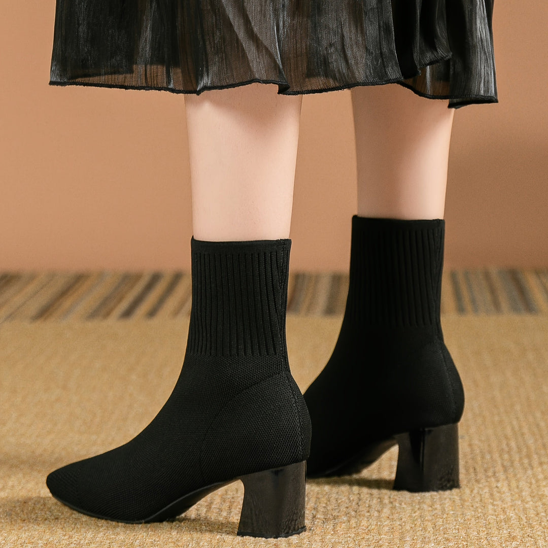 Modne damskie botki sock-boot, elastyczne i nowoczesne. Idealne dla stylowych kobiet, wygodne na jesień.