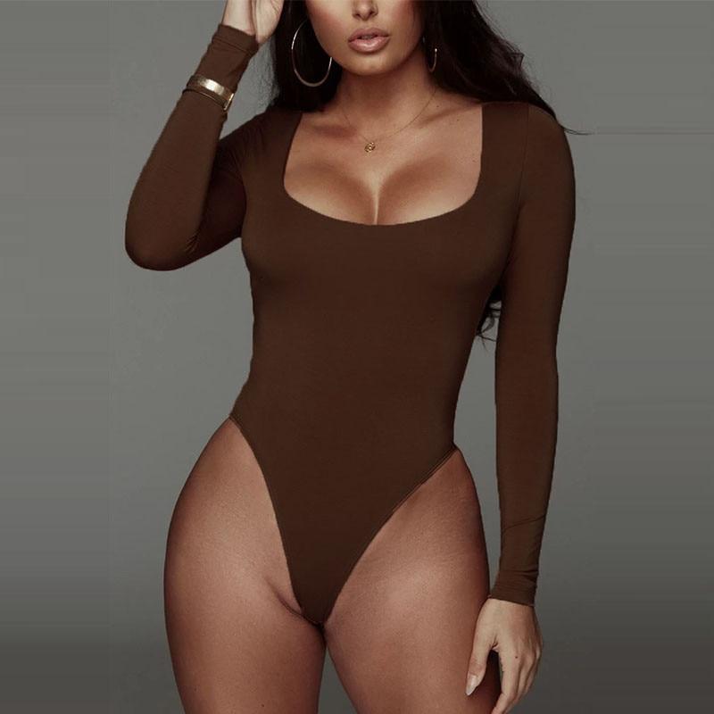 Uniwersalne body damskie z długim rękawem. Komfortowa odzież z gładkiego materiału, elegancki i dopasowany fason.