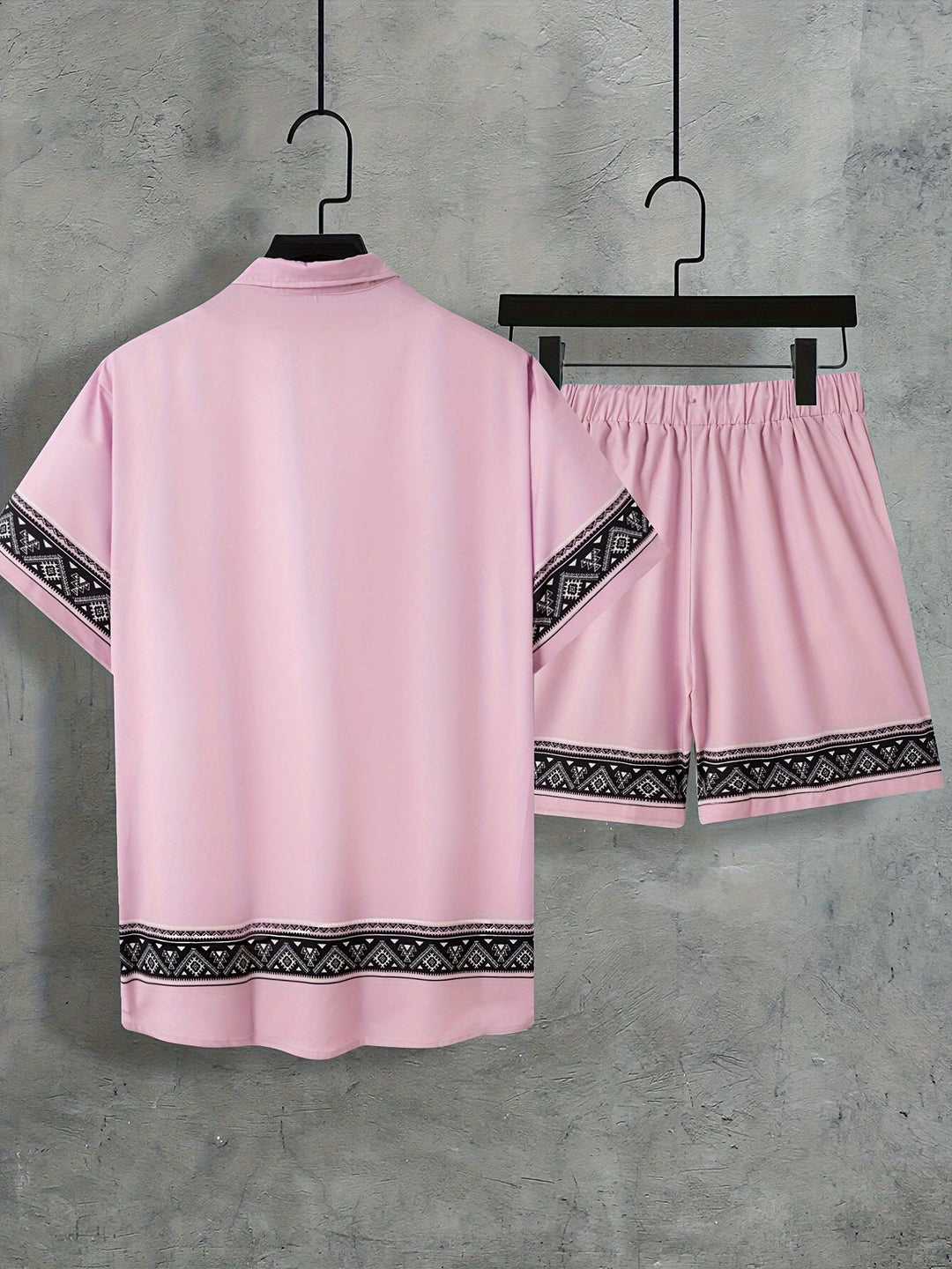 Modny męski komplet boho: luźna koszula z krótkim rękawem i szorty. Idealny na letnie dni i casualowy styl.