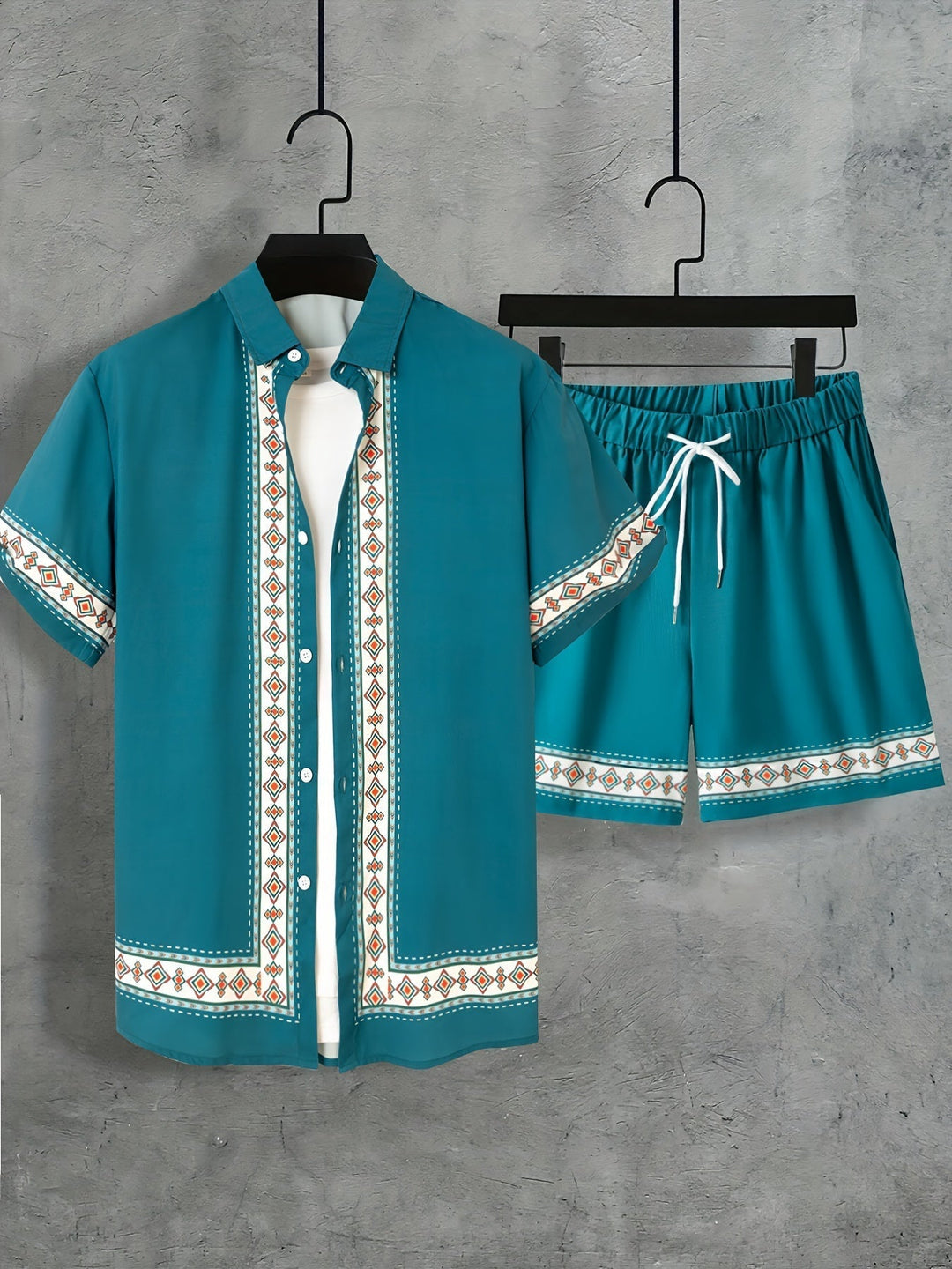 Stylowy męski komplet boho na lato: luźna koszula i szorty. Doskonały wybór na casualowy, wakacyjny look.