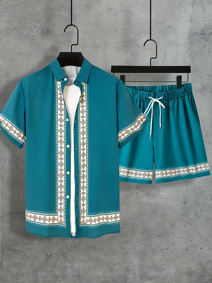 Stylowy męski komplet boho na lato: luźna koszula i szorty. Doskonały wybór na casualowy, wakacyjny look.