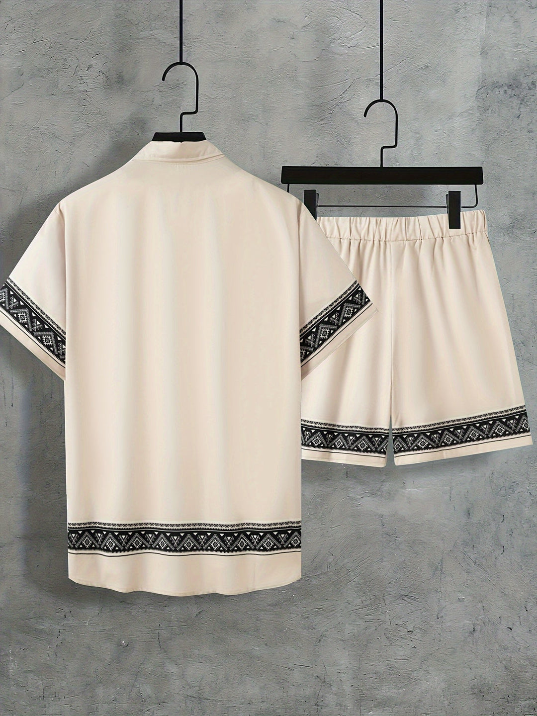 Casualowy męski komplet boho: luźna koszula i szorty. Stylowy strój na lato, wygodny i przewiewny.
