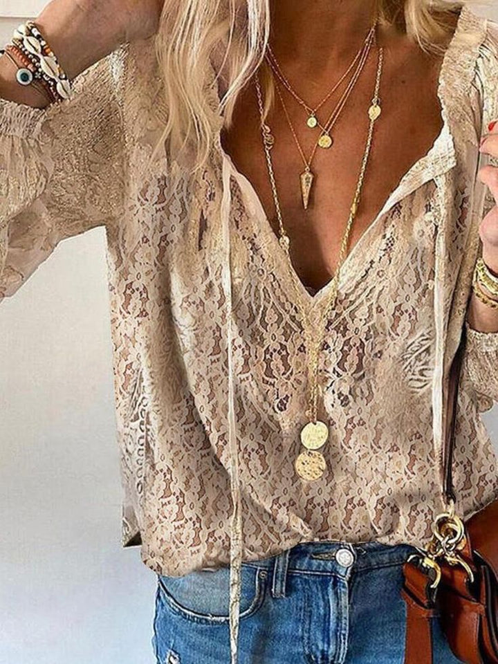 Damska bluzka boho z koronką, dekoltem V i luźnym krojem, idealna na lato, elegancka i zwiewna.