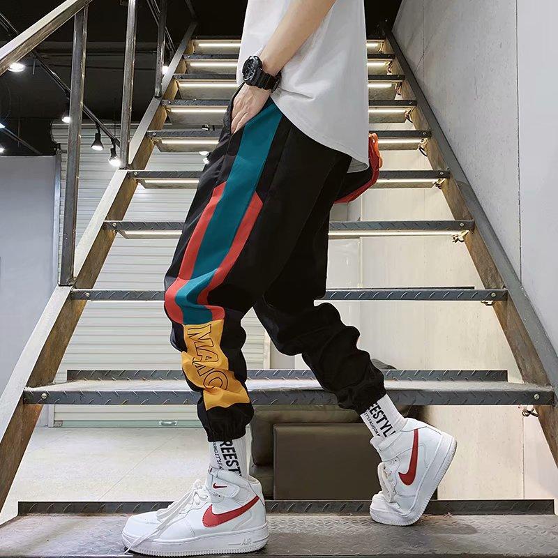 Komfortowe bojówki męskie w geometryczny wzór. Czarne spodnie streetwear, luźne, idealne do codziennych stylizacji.