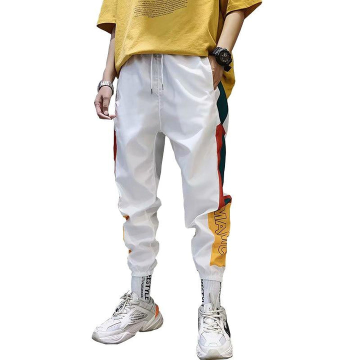 Męskie bojówki w geometryczny wzór, czarno-białe. Luźny krój, streetwear, komfortowe spodnie z kieszeniami.
