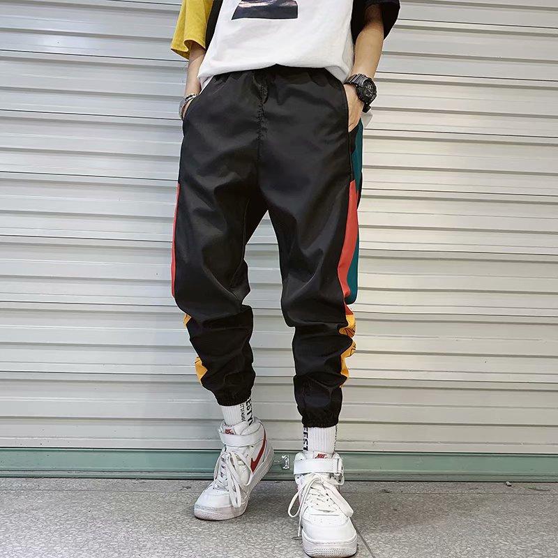 Stylowe męskie bojówki z kieszeniami, w unikalny wzór. Luźny krój zapewnia komfort, idealne do miejskiego streetwearu.