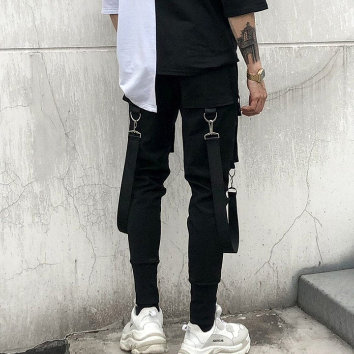 Nowoczesne czarne bojówki męskie, slim fit, z funkcjonalnymi kieszeniami i wygodnym elastycznym pasem.