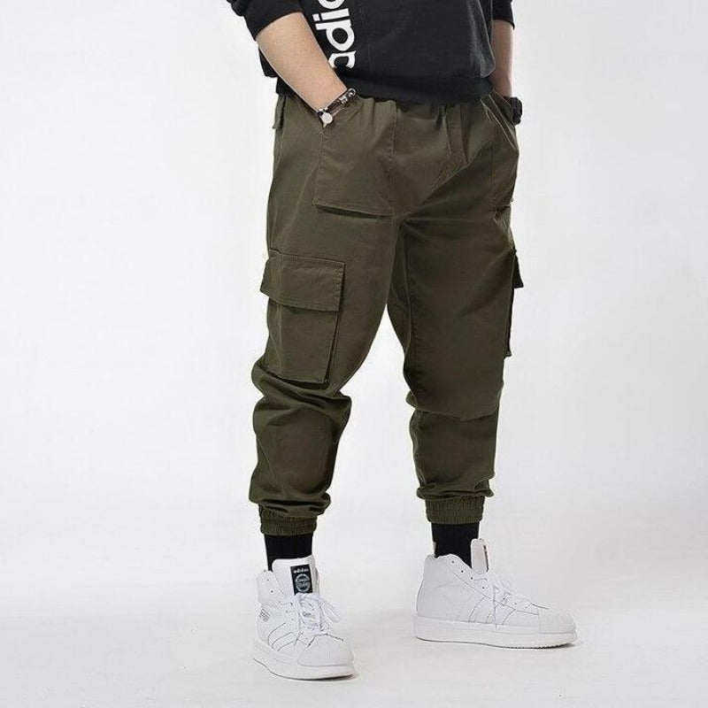 Wygodne męskie spodnie bojówki z elastycznym pasem, luźne, w stylu streetwear, dostępne w zieleni i czerni.