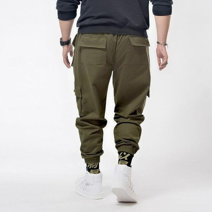 Stylowe męskie spodnie cargo z pojemnymi kieszeniami, luźny krój, idealne dla miłośników streetwearu i wygody.