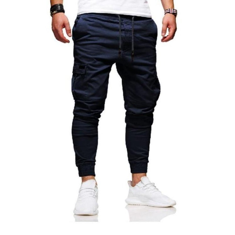 Stylowe, dopasowane męskie bojówki casual. Komfortowe spodnie z modnymi ściągaczami i praktycznymi kieszeniami.